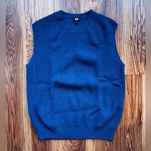 Uniqlo Crewneck Blue Sweater Vest (Size M)
